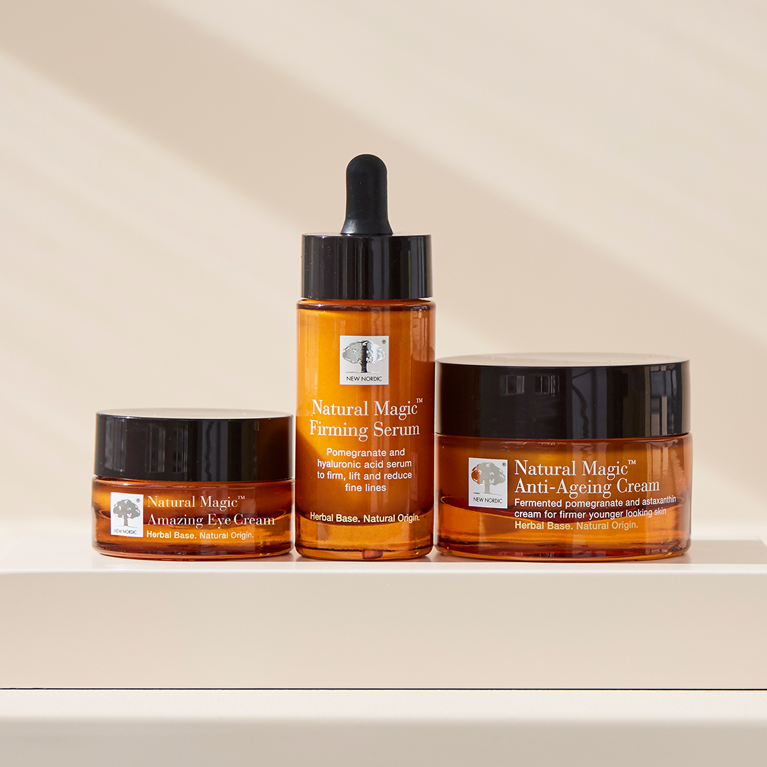 IG_NaturalMagicAmazingEyeCream_FirmingSerum_AntiAgeingCream_Glass_Podium_JBP5438_NewNordic_15_okt_24_32592_J_INT
